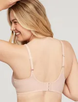 Bralette de microfibra color beige, con diseño de acabado invisible, pads removibles, tiras regulables y espalda en U. No posee aros.