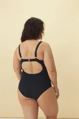 Malla enteriza negra con escote en V, frunce en el abdomen y breteles anchos.