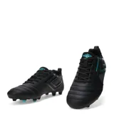 Championes de fútbol Umbro modelo Vision HG, color negro con detalles en turquesa. Presentan un diseño con costuras en la puntera para mayor control y tapones diseñados para superficies de césped natural o sintético.