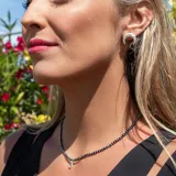 Collar de plata 925 con piedras de espinela negra y dije de labradorita en forma de gota.