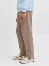 Pantalón de jogging color marrón claro, de algodón y poliéster reciclado, con cintura elástica ajustable con cordón, corte relajado y logo bordado en blanco.