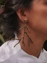 Aros colgantes plateados de diseño orgánico, con estructura ramificada y terminaciones irregulares.