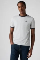 Remera gris de manga corta con cuello redondo y ribetes en contraste color negro.