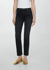 Jeans estilo crop y corte slim de tiro medio, color negro, con diseño de cinco bolsillos, trabillas para cinturón y cierre frontal con cremallera y botón metálico.