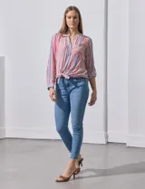 Camisa de gasa estampada, marca Zac & Rachel. Cuello a la base, escote en V y abertura central con botones. Delantera con bolsillo aplicado. Largo de manga regulable con presilla y botón. Terminación opcional de nudo en ruedo.