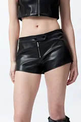 Short negro de cuero sintético, tiro alto, con cierre frontal y calce ajustado.