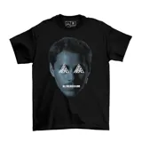 Remera negra de algodón con estampa frontal en tonos azulados que presenta el rostro de Canserbero, con triángulos sobre los ojos que contienen el nombre del artista y la frase 'All you need is love'.