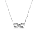 Colgante con cadena fina plateada y dije con el símbolo del infinito adornado con cristales transparentes.