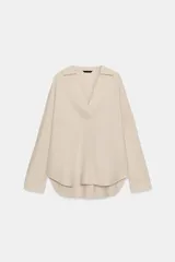 Blusa amplia confeccionada en mezcla de viscosa y lino, color beige, con cuello solapa, escote en V y manga larga.