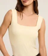 Blusa básica sin mangas marca Cortelle, confeccionada en poliamida con elastano. Presenta un diseño ajustado al cuerpo con escote cuadrado tanto en el frente como en la espalda y breteles medianos.