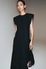 Vestido midi de Zara Woman Collection confeccionado en hilatura de algodón color celeste, con cuello redondo, manga corta y detalles de pliegues en la cintura. Presenta falda en línea evasé y cierre en la espalda con abertura y botón.