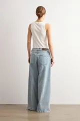 Jean estilo culotte color celeste, de tiro alto y corte ancho con costuras verticales decorativas en el frente.
