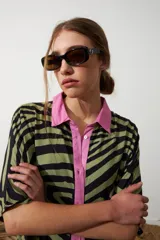 Lentes de sol de mujer con armazón cuadrado ancho de acetato negro, estilo retro. Cristales oscuros con protección UV.