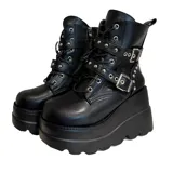 Botas negras de caña media con plataforma de goma, cordones y hebillas ajustables.