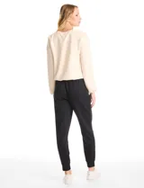 Jogger deportivo de corte holgado, con cintura elástica y lazo de ajuste, bolsillos laterales y puños elásticos en los tobillos.