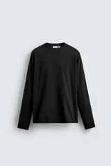 Camiseta de manga larga con corte relajado, confeccionada en tejido compacto de algodón. Presenta cuello redondo acabado en rib y detalle de costura central en la espalda.