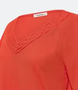 Blusa de manga corta color naranja, confeccionada en tejido Orly, con escote en V con detalle de costuras trabajadas.