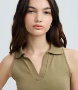 Blusa sin mangas de algodón con cuello polo y escote en V, de corte ajustado al cuerpo.