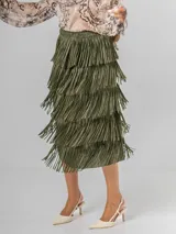 Maxi falda color beige con flecos escalonados y diseño de capas, confeccionada en tela elastizada con cintura elástica.