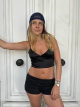 Top corto negro con breteles finos y escote en V.