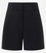 Bermuda femenina de sastrería color rojo, confeccionada en tejido de crepé. Presenta trabillas en la cintura, cierre delantero y bolsillos falsos.