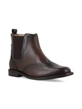Bota tipo Chelsea de cuero color marrón chocolate, con diseño brogue en la puntera y paneles elásticos laterales.