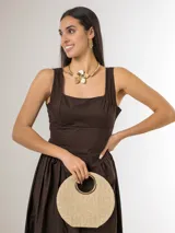 Vestido midi de algodón italiano con spandex, color marrón chocolate, con cuerpo estructurado tipo corsé, escote cuadrado, espalda baja y falda amplia fruncida.