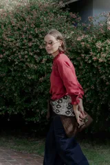 Camisa de algodón color bordó, con cuello alto tipo mao, mangas largas con puños elásticos y detalle de bordado en el pecho.