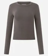 Blusa básica de manga larga Marfinno, color beige, confeccionada en tejido acanalado con cuello redondo y diseño ajustado.