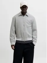 Campera bomber corta de paño gris claro, con cuello camisero, cierre frontal metálico completo y bolsillos laterales ribeteados. Presenta puños y cintura elasticados en rib acanalado.