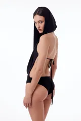 Body negro de microfibra con capucha, logo en el centro, tiras para atar en la espalda y botón snap en la parte inferior.