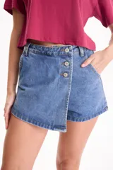 Short pollera de jean negro con spandex, diseño cruzado en el frente y cierre de botones metálicos en la parte superior.