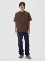 Remera de algodón con efecto lavado, cuello redondo y mangas cortas. Presenta un pequeño logo bordado en el pecho y una estampa gráfica en la espalda.