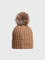 Gorro de lana de punto acanalado en color tostado, con un pompón de pelo en la parte superior y el parche con el logo de Moncler bordado en el frente del doblez.