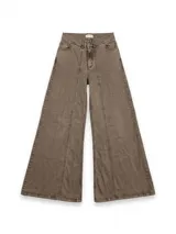 Jean wide leg de tiro medio, color marrón, con costuras decorativas frontales y diseño de pernera ancha.