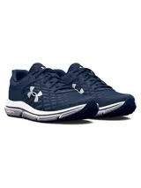 Championes de running Under Armour modelo Charged Assert 10, color azul marino con detalles en blanco. Presentan una parte superior de malla transpirable con revestimientos sintéticos, entresuela con tecnología Charged Cushioning para mayor amortiguación y suela de caucho macizo para mayor durabilidad.