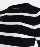 Suéter de punto ligero a rayas horizontales blancas y negras, con cuello redondo, manga larga y puños con botones.