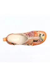 Zapato de cuero con estampado floral, cierre frontal y suela de goma.