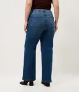 Pantalón de jean recto Ashua, color azul medio con efecto desgastado sutil. Presenta cintura con presillas, cierre frontal con botón y bolsillos funcionales.