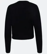 Suéter negro de punto con textura acanalada, cuello redondo y mangas largas.