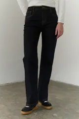 Pantalón de jean azul oscuro de corte recto.