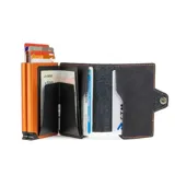 Billetera tipo tarjetero con sistema de extracción rápida, confeccionada en cuero negro con costuras en contraste color naranja y detalles internos en tono naranja.
