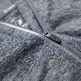 Camiseta deportiva gris jaspeado de calce entallado, con cuello alto y cierre parcial.