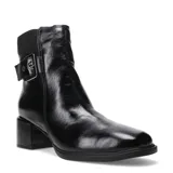Bota corta de cuero negro con acabado brillante, taco cuadrado medio y detalle de hebilla lateral decorativa. Cuenta con paneles elásticos en los laterales para un ajuste cómodo.