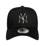Gorra New Era modelo Eframe de los New York Yankees, color negro con el logo metálico plateado en el frente y detalle lateral bordado.