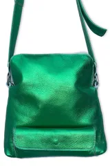 Cartera tipo bandolera de cuero natural con acabado metalizado en color verde. Presenta un diseño cuadrado con costuras visibles, correa larga ajustable y un parche rectangular con el logo de la marca en la parte frontal.