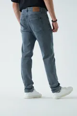 Pantalón de jean azul de corte slim, tiro medio y con presillas para cinturón.