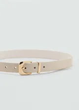 Cinturón de efecto piel en color beige, con diseño minimalista sin costuras y hebilla cuadrada metálica en tono dorado.