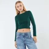 Camiseta cropped de manga larga color verde oscuro, con cuello redondo.