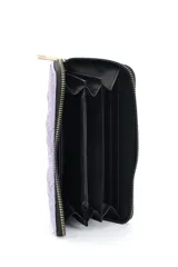 Billetera larga color lila con diseño acolchado y cierre perimetral con cremallera dorada.